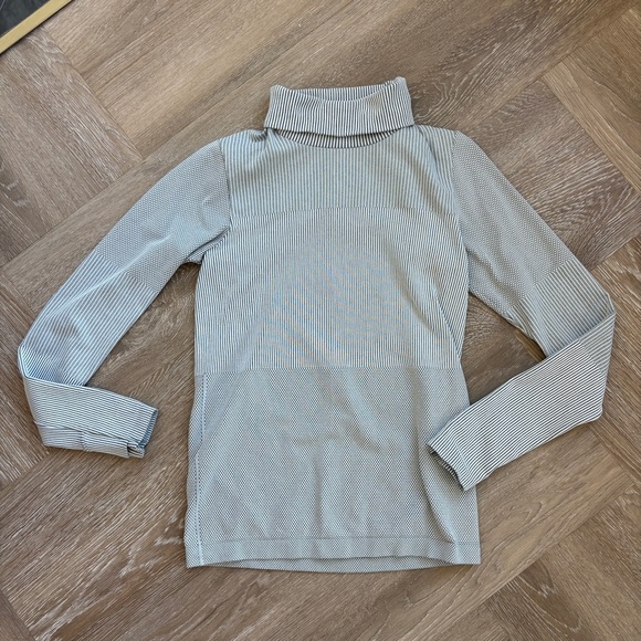 Athleta flurry base layer turtleneck in size M - Picture 2 of 5